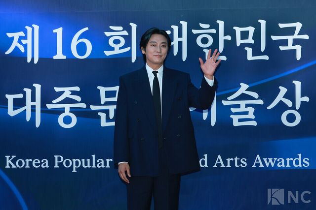 배우 주지훈이 23일 오후 5시 서울 중구 국립극장 해오름극장에서 진행된 2025 대한민국 대중문화예술상 시상식에 앞서 레드카펫을 밟고 있다. 사진=김규빈 기자