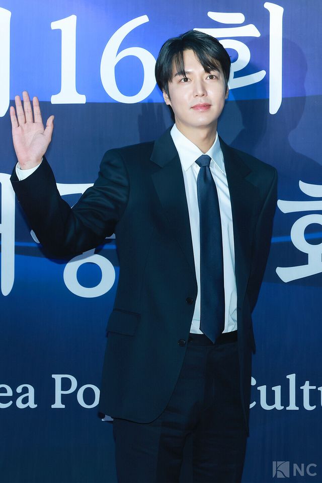 배우 이민호가 23일 오후 5시 서울 중구 국립극장 해오름극장에서 진행된 2025 대한민국 대중문화예술상 시상식에 앞서 레드카펫을 밟고 있다. 사진=김규빈 기자