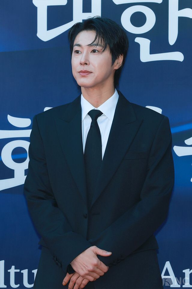 가수 동방신기(TVXQ) 유노윤호가 23일 오후 5시 서울 중구 국립극장 해오름극장에서 진행된 2025 대한민국 대중문화예술상 시상식에 앞서 레드카펫을 밟고 있다. 사진=김규빈 기자