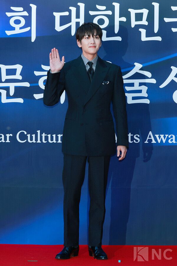 배우 지창욱이 23일 오후 5시 서울 중구 국립극장 해오름극장에서 진행된 2025 대한민국 대중문화예술상 시상식에 앞서 레드카펫을 밟고 있다. 사진=김규빈 기자