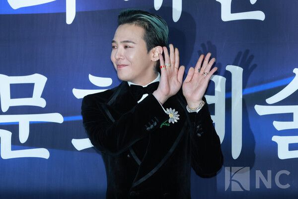 가수 지드래곤(G-DRAGON)이 23일 오후 5시 서울 중구 국립극장 해오름극장에서 진행된 2025 대한민국 대중문화예술상 시상식에 앞서 레드카펫을 밟고 있다. 사진=김규빈 기자
