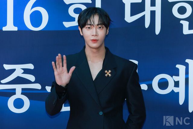 배우 추영우가 23일 오후 5시 서울 중구 국립극장 해오름극장에서 진행된 2025 대한민국 대중문화예술상 시상식에 앞서 레드카펫을 밟고 있다. 사진=김규빈 기자