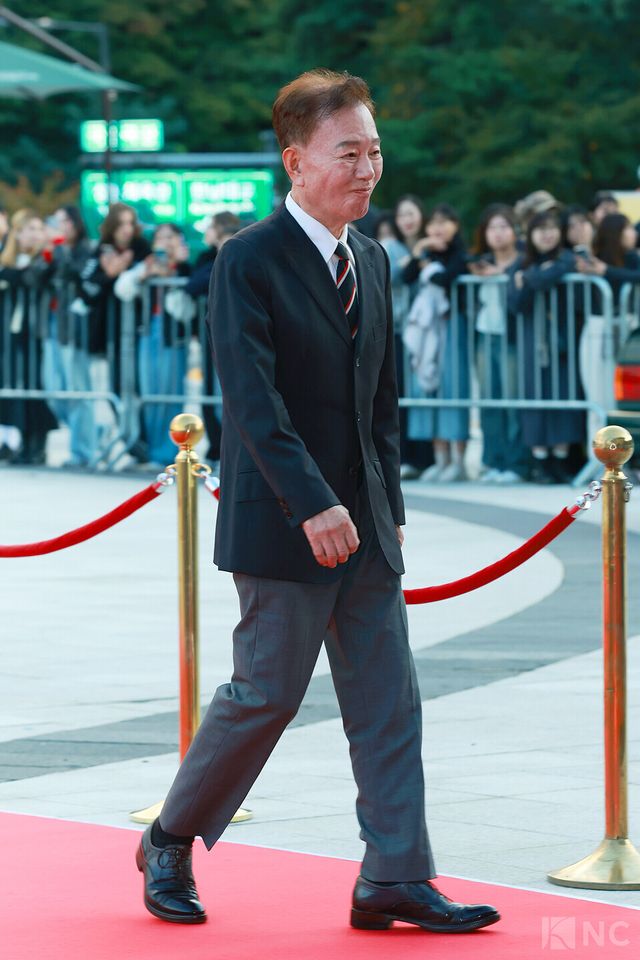 성우 배한성이 23일 오후 5시 서울 중구 국립극장 해오름극장에서 진행된 2025 대한민국 대중문화예술상 시상식에 앞서 레드카펫을 밟고 있다. 사진=김규빈 기자