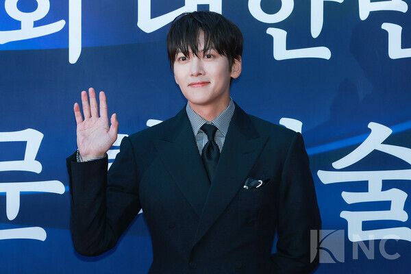 배우 지창욱이 23일 오후 5시 서울 중구 국립극장 해오름극장에서 진행된 2025 대한민국 대중문화예술상 시상식에 앞서 레드카펫을 밟고 있다. 사진=김규빈 기자