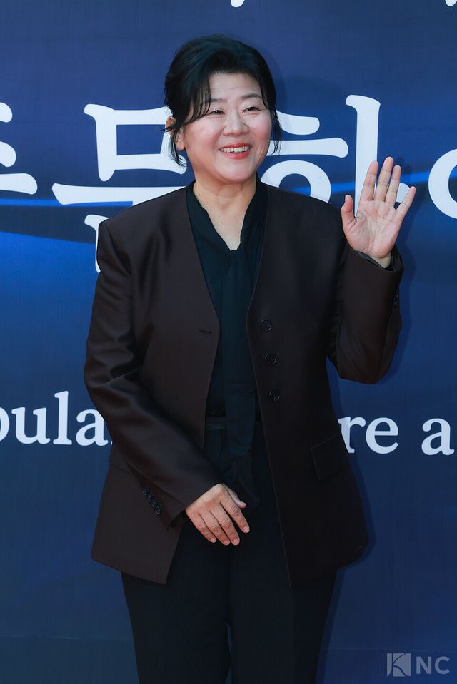 배우 이정은이 23일 오후 5시 서울 중구 국립극장 해오름극장에서 진행된 2025 대한민국 대중문화예술상 시상식에 앞서 레드카펫을 밟고 있다. 사진=김규빈 기자