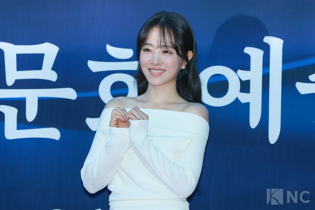 배우 박보영이 23일 오후 5시 서울 중구 국립극장 해오름극장에서 진행된 2025 대한민국 대중문화예술상 시상식에 앞서 레드카펫을 밟고 있다. 사진=김규빈 기자