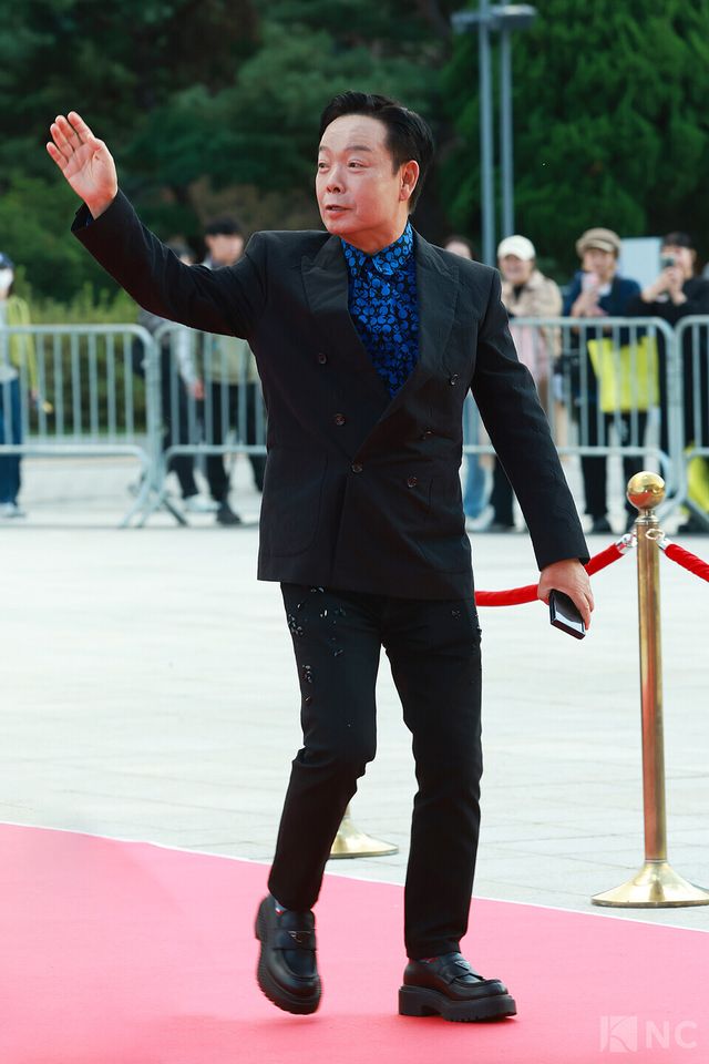 개그맨 김학래가 23일 오후 5시 서울 중구 국립극장 해오름극장에서 진행된 2025 대한민국 대중문화예술상 시상식에 앞서 레드카펫을 밟고 있다. 사진=김규빈 기자