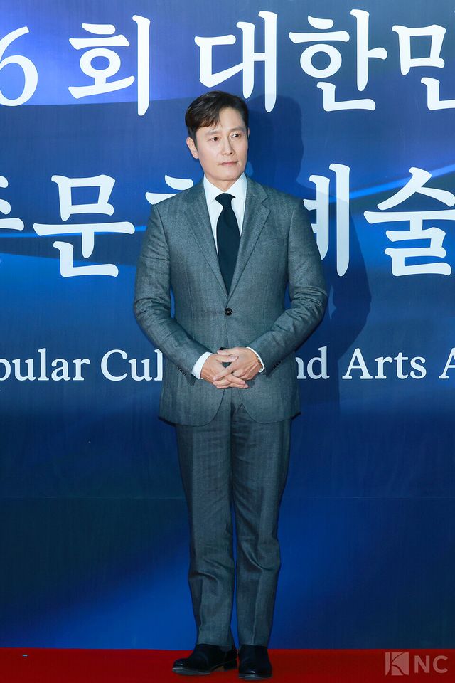 배우 이병헌이 23일 오후 5시 서울 중구 국립극장 해오름극장에서 진행된 2025 대한민국 대중문화예술상 시상식에 앞서 레드카펫을 밟고 있다. 사진=김규빈 기자