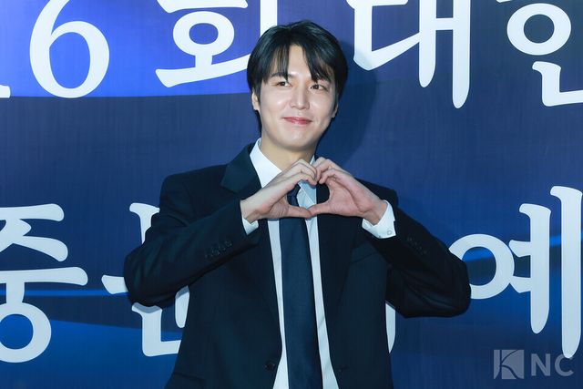 배우 이민호가 23일 오후 5시 서울 중구 국립극장 해오름극장에서 진행된 2025 대한민국 대중문화예술상 시상식에 앞서 레드카펫을 밟고 있다. 사진=김규빈 기자