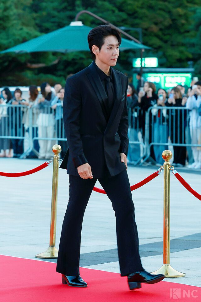 뮤지컬 배우 카이가 23일 오후 5시 서울 중구 국립극장 해오름극장에서 진행된 2025 대한민국 대중문화예술상 시상식에 앞서 레드카펫을 밟고 있다. 사진=김규빈 기자