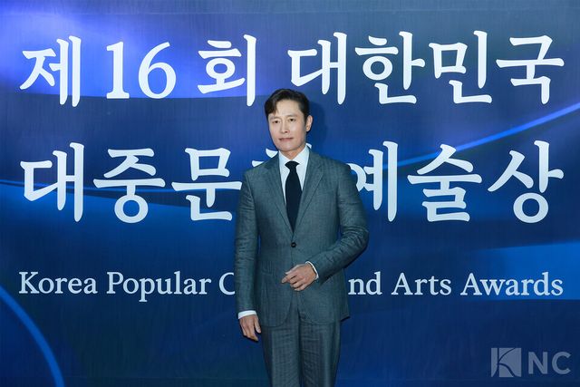 배우 이병헌이 23일 오후 5시 서울 중구 국립극장 해오름극장에서 진행된 2025 대한민국 대중문화예술상 시상식에 앞서 레드카펫을 밟고 있다. 사진=김규빈 기자