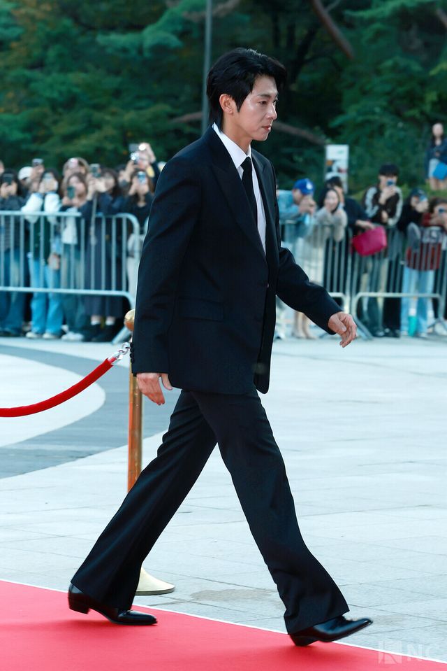 가수 동방신기(TVXQ) 유노윤호가 23일 오후 5시 서울 중구 국립극장 해오름극장에서 진행된 2025 대한민국 대중문화예술상 시상식에 앞서 레드카펫을 밟고 있다. 사진=김규빈 기자