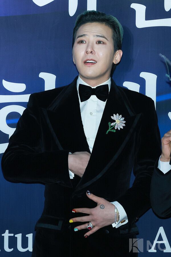 가수 지드래곤(G-DRAGON)이 23일 오후 5시 서울 중구 국립극장 해오름극장에서 진행된 2025 대한민국 대중문화예술상 시상식에 앞서 레드카펫을 밟고 있다. 사진=김규빈 기자