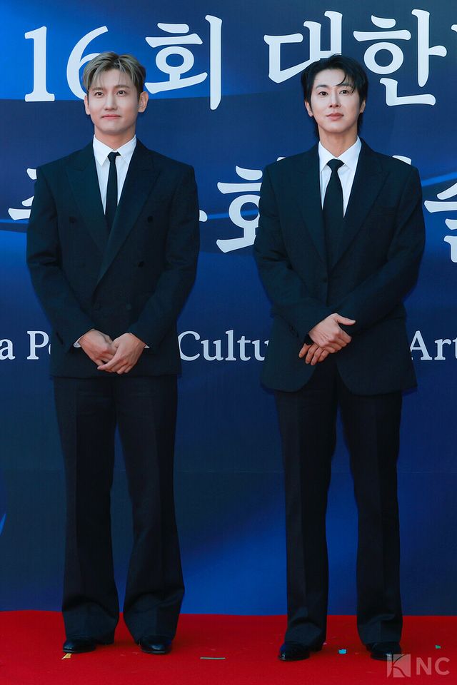 그룹 동방신기(TVXQ)가 23일 오후 5시 서울 중구 국립극장 해오름극장에서 진행된 2025 대한민국 대중문화예술상 시상식에 앞서 레드카펫을 밟고 있다. 사진=김규빈 기자