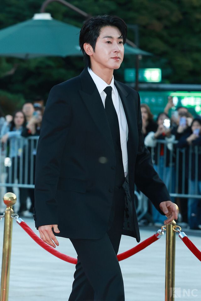 가수 동방신기(TVXQ) 유노윤호가 23일 오후 5시 서울 중구 국립극장 해오름극장에서 진행된 2025 대한민국 대중문화예술상 시상식에 앞서 레드카펫을 밟고 있다. 사진=김규빈 기자