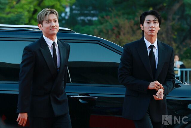 그룹 동방신기(TVXQ)가 23일 오후 5시 서울 중구 국립극장 해오름극장에서 진행된 2025 대한민국 대중문화예술상 시상식에 앞서 레드카펫을 밟고 있다. 사진=김규빈 기자