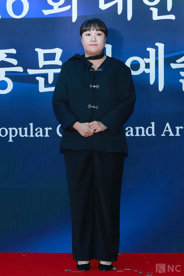 개그우먼 이수지가 23일 오후 5시 서울 중구 국립극장 해오름극장에서 진행된 2025 대한민국 대중문화예술상 시상식에 앞서 레드카펫을 밟고 있다. 사진=김규빈 기자