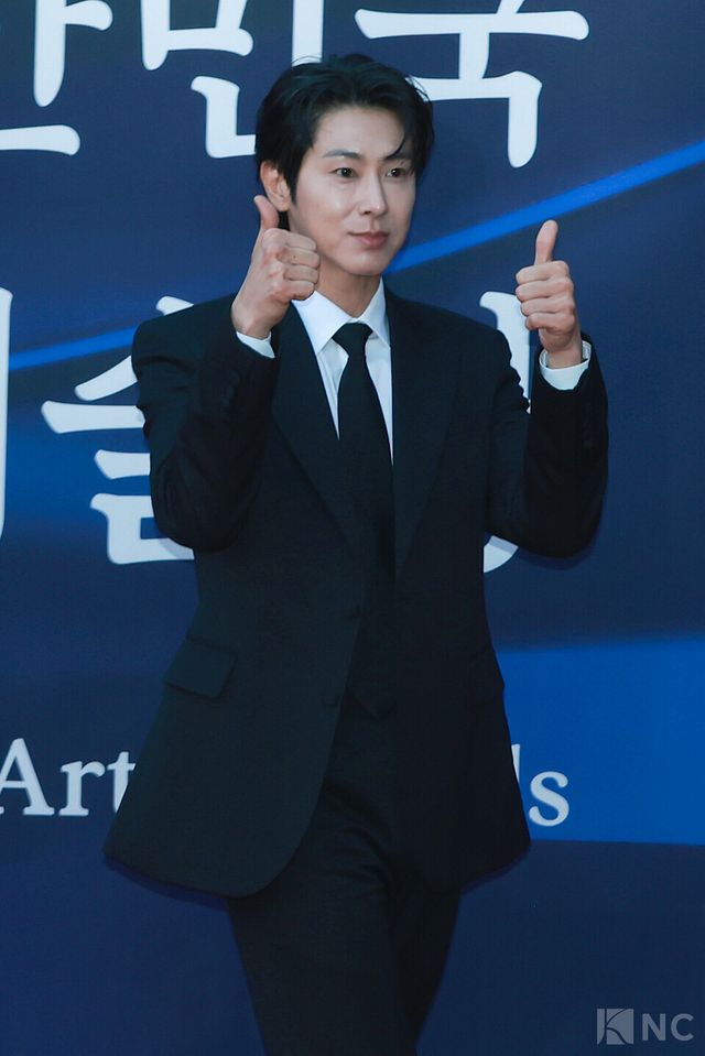 가수 동방신기(TVXQ) 유노윤호가 23일 오후 5시 서울 중구 국립극장 해오름극장에서 진행된 2025 대한민국 대중문화예술상 시상식에 앞서 레드카펫을 밟고 있다. 사진=김규빈 기자