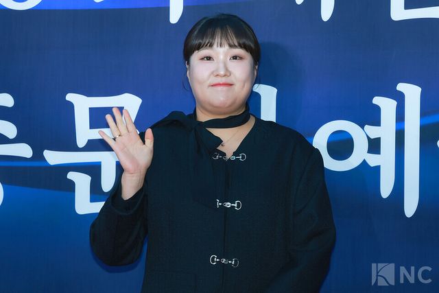 개그우먼 이수지가 23일 오후 5시 서울 중구 국립극장 해오름극장에서 진행된 2025 대한민국 대중문화예술상 시상식에 앞서 레드카펫을 밟고 있다. 사진=김규빈 기자