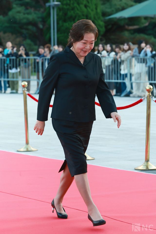 배우 지창욱이 23일 오후 5시 서울 중구 국립극장 해오름극장에서 진행된 2025 대한민국 대중문화예술상 시상식에 앞서 레드카펫을 밟고 있다. 사진=김규빈 기자