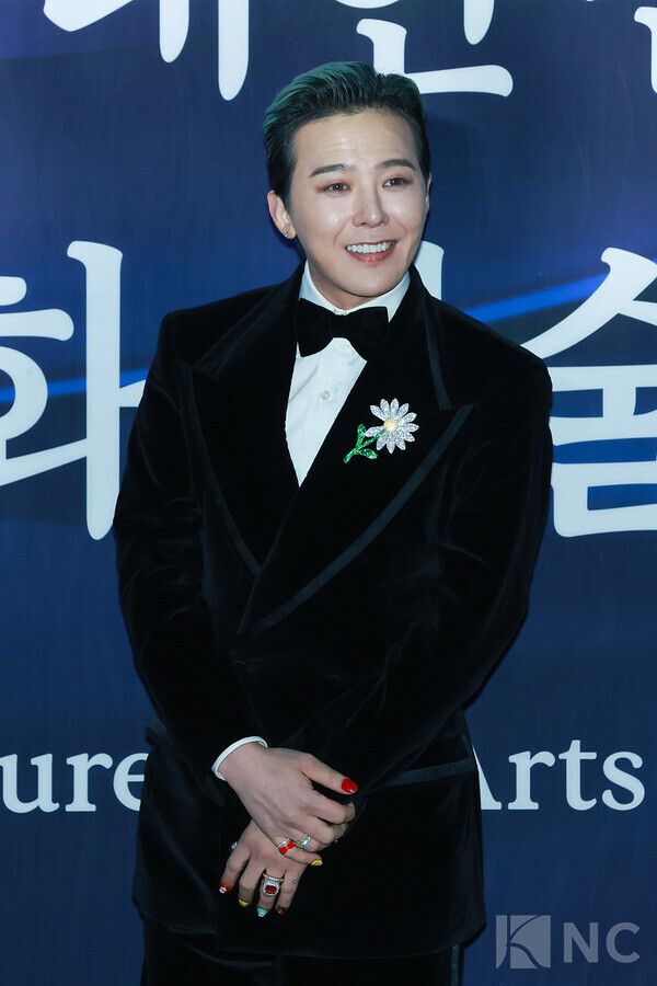 가수 지드래곤(G-DRAGON)이 23일 오후 5시 서울 중구 국립극장 해오름극장에서 진행된 2025 대한민국 대중문화예술상 시상식에 앞서 레드카펫을 밟고 있다. 사진=김규빈 기자