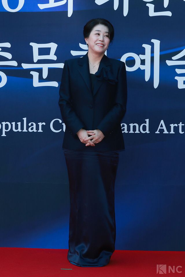 배우 김미경이 23일 오후 5시 서울 중구 국립극장 해오름극장에서 진행된 2025 대한민국 대중문화예술상 시상식에 앞서 레드카펫을 밟고 있다. 사진=김규빈 기자