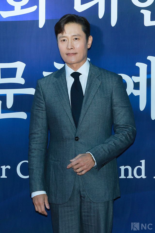 배우 이병헌이 23일 오후 5시 서울 중구 국립극장 해오름극장에서 진행된 2025 대한민국 대중문화예술상 시상식에 앞서 레드카펫을 밟고 있다. 사진=김규빈 기자