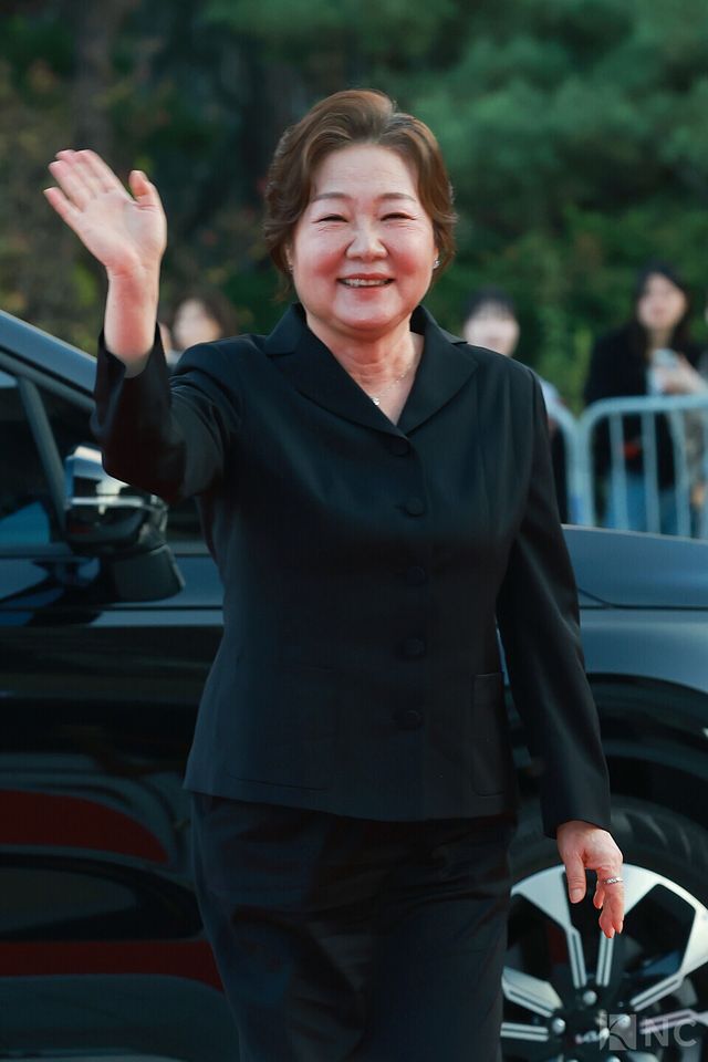 배우 지창욱이 23일 오후 5시 서울 중구 국립극장 해오름극장에서 진행된 2025 대한민국 대중문화예술상 시상식에 앞서 레드카펫을 밟고 있다. 사진=김규빈 기자