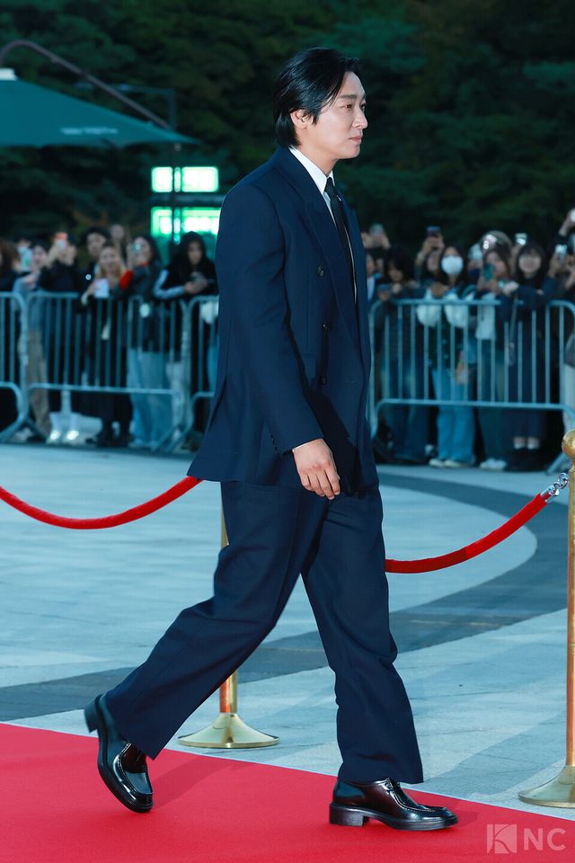 배우 주지훈이 23일 오후 5시 서울 중구 국립극장 해오름극장에서 진행된 2025 대한민국 대중문화예술상 시상식에 앞서 레드카펫을 밟고 있다. 사진=김규빈 기자