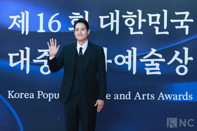 배우 박해준이 23일 오후 5시 서울 중구 국립극장 해오름극장에서 진행된 2025 대한민국 대중문화예술상 시상식에 앞서 레드카펫을 밟고 있다. 사진=김규빈 기자