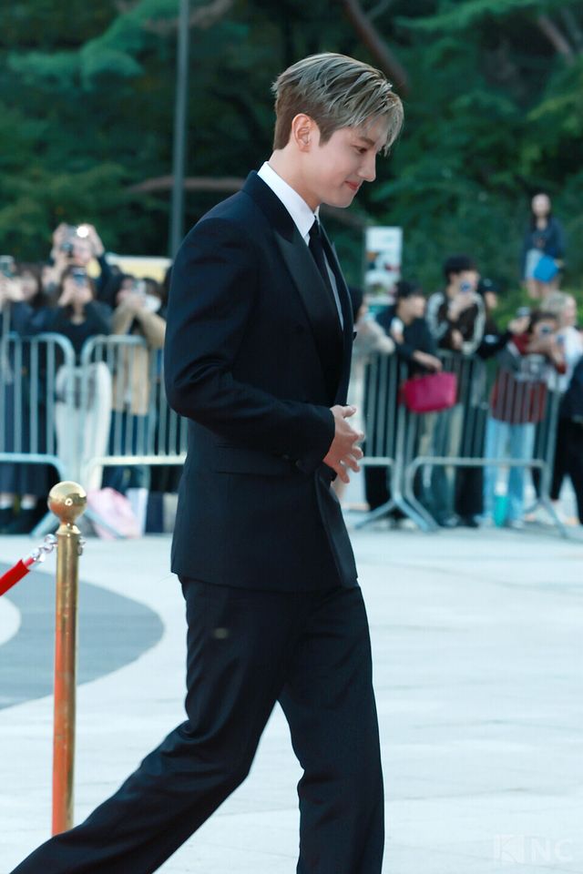 그룹 동방신기(TVXQ) 최강창민이 23일 오후 5시 서울 중구 국립극장 해오름극장에서 진행된 2025 대한민국 대중문화예술상 시상식에 앞서 레드카펫을 밟고 있다. 사진=김규빈 기자