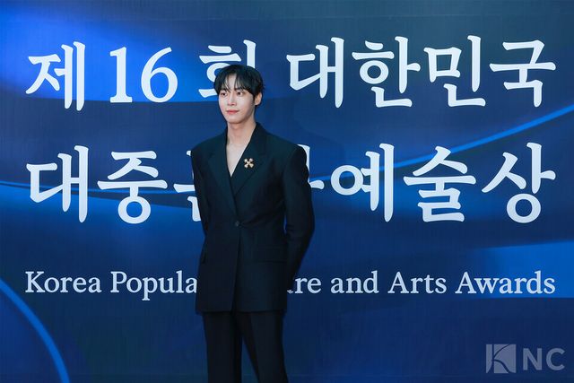 배우 추영우가 23일 오후 5시 서울 중구 국립극장 해오름극장에서 진행된 2025 대한민국 대중문화예술상 시상식에 앞서 레드카펫을 밟고 있다. 사진=김규빈 기자