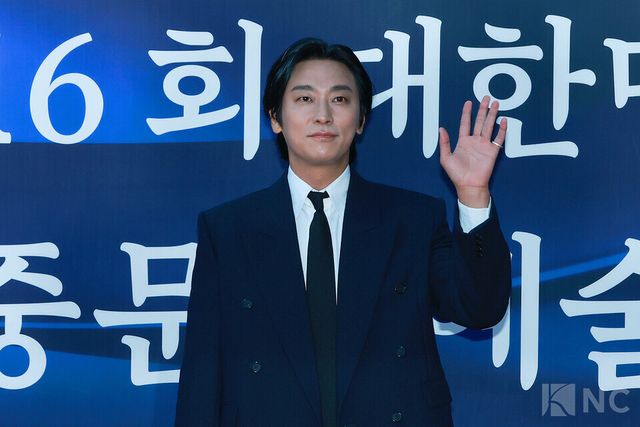 배우 주지훈이 23일 오후 5시 서울 중구 국립극장 해오름극장에서 진행된 2025 대한민국 대중문화예술상 시상식에 앞서 레드카펫을 밟고 있다. 사진=김규빈 기자