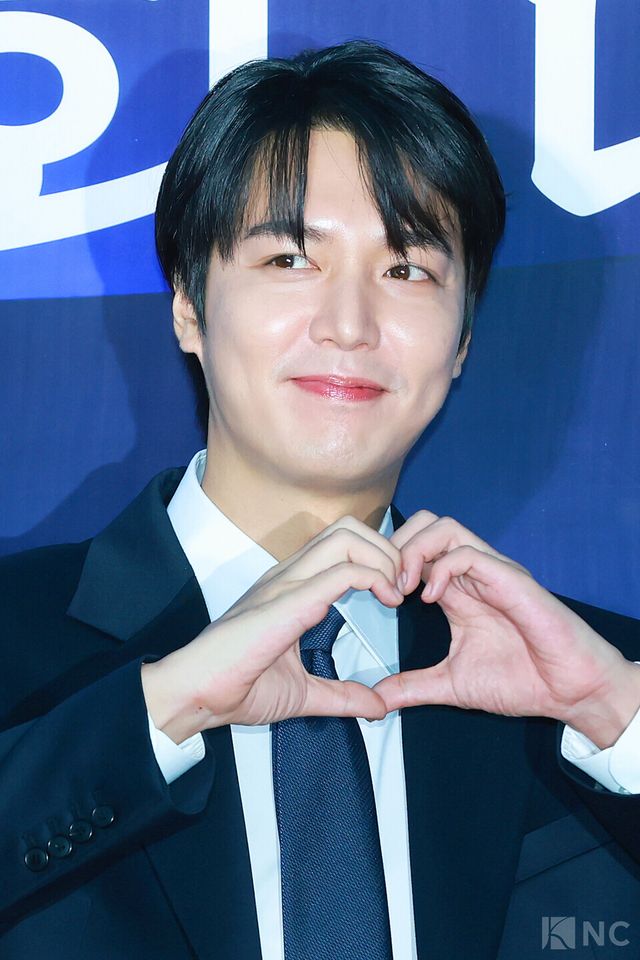 배우 이민호가 23일 오후 5시 서울 중구 국립극장 해오름극장에서 진행된 2025 대한민국 대중문화예술상 시상식에 앞서 레드카펫을 밟고 있다. 사진=김규빈 기자