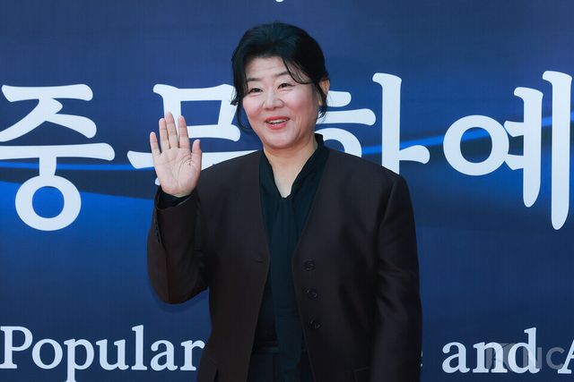 배우 이정은이 23일 오후 5시 서울 중구 국립극장 해오름극장에서 진행된 2025 대한민국 대중문화예술상 시상식에 앞서 레드카펫을 밟고 있다. 사진=김규빈 기자