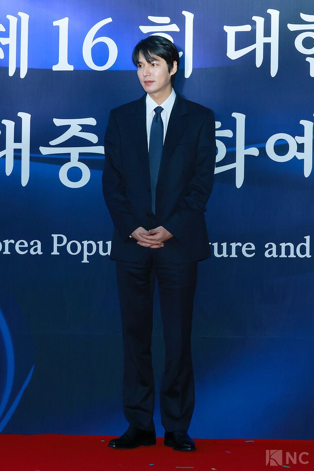 배우 이민호가 23일 오후 5시 서울 중구 국립극장 해오름극장에서 진행된 2025 대한민국 대중문화예술상 시상식에 앞서 레드카펫을 밟고 있다. 사진=김규빈 기자