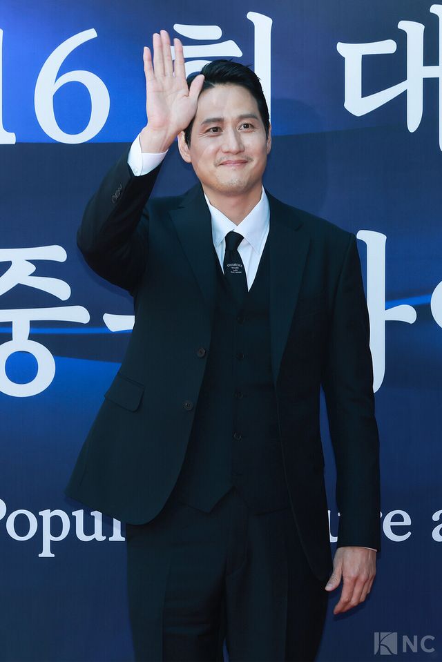 배우 박해준이 23일 오후 5시 서울 중구 국립극장 해오름극장에서 진행된 2025 대한민국 대중문화예술상 시상식에 앞서 레드카펫을 밟고 있다. 사진=김규빈 기자