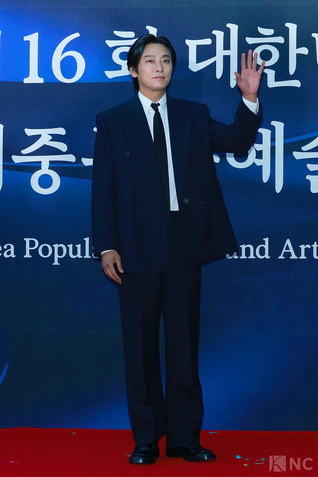 배우 주지훈이 23일 오후 5시 서울 중구 국립극장 해오름극장에서 진행된 2025 대한민국 대중문화예술상 시상식에 앞서 레드카펫을 밟고 있다. 사진=김규빈 기자