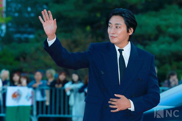 배우 주지훈이 23일 오후 5시 서울 중구 국립극장 해오름극장에서 진행된 2025 대한민국 대중문화예술상 시상식에 앞서 레드카펫을 밟고 있다. 사진=김규빈 기자