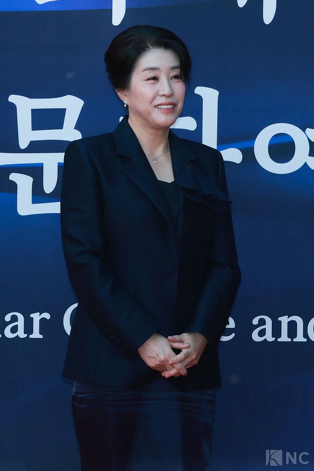 배우 김미경이 23일 오후 5시 서울 중구 국립극장 해오름극장에서 진행된 2025 대한민국 대중문화예술상 시상식에 앞서 레드카펫을 밟고 있다. 사진=김규빈 기자