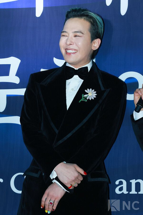 가수 지드래곤(G-DRAGON)이 23일 오후 5시 서울 중구 국립극장 해오름극장에서 진행된 2025 대한민국 대중문화예술상 시상식에 앞서 레드카펫을 밟고 있다. 사진=김규빈 기자