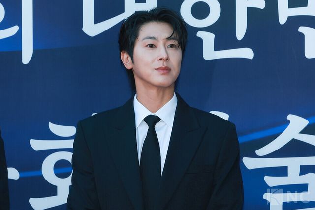 가수 동방신기(TVXQ) 유노윤호가 23일 오후 5시 서울 중구 국립극장 해오름극장에서 진행된 2025 대한민국 대중문화예술상 시상식에 앞서 레드카펫을 밟고 있다. 사진=김규빈 기자