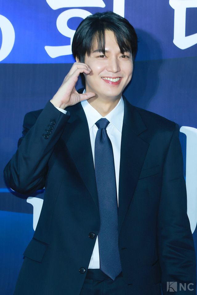 배우 이민호가 23일 오후 5시 서울 중구 국립극장 해오름극장에서 진행된 2025 대한민국 대중문화예술상 시상식에 앞서 레드카펫을 밟고 있다. 사진=김규빈 기자