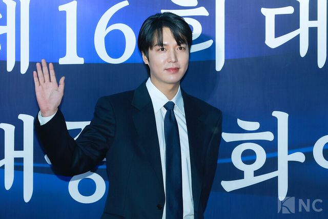 배우 이민호가 23일 오후 5시 서울 중구 국립극장 해오름극장에서 진행된 2025 대한민국 대중문화예술상 시상식에 앞서 레드카펫을 밟고 있다. 사진=김규빈 기자