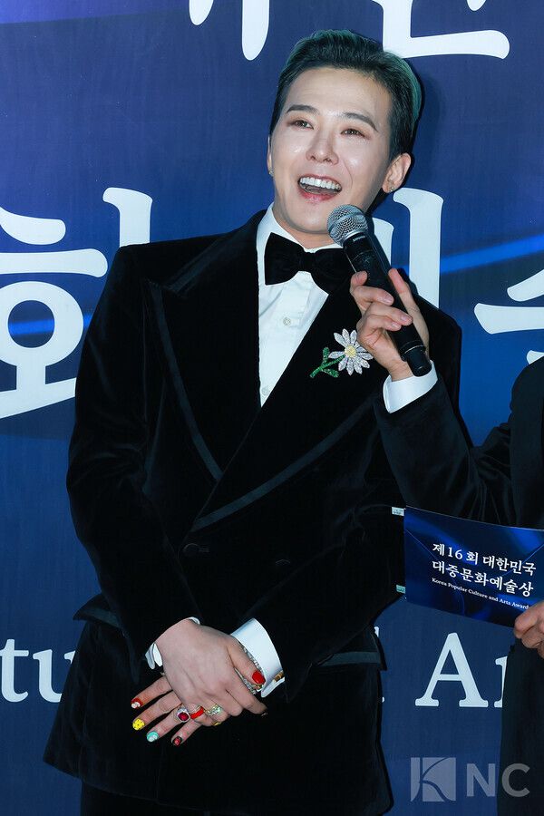 가수 지드래곤(G-DRAGON)이 23일 오후 5시 서울 중구 국립극장 해오름극장에서 진행된 2025 대한민국 대중문화예술상 시상식에 앞서 레드카펫을 밟고 있다. 사진=김규빈 기자