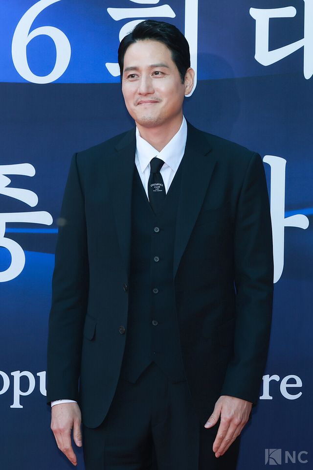 배우 박해준이 23일 오후 5시 서울 중구 국립극장 해오름극장에서 진행된 2025 대한민국 대중문화예술상 시상식에 앞서 레드카펫을 밟고 있다. 사진=김규빈 기자
