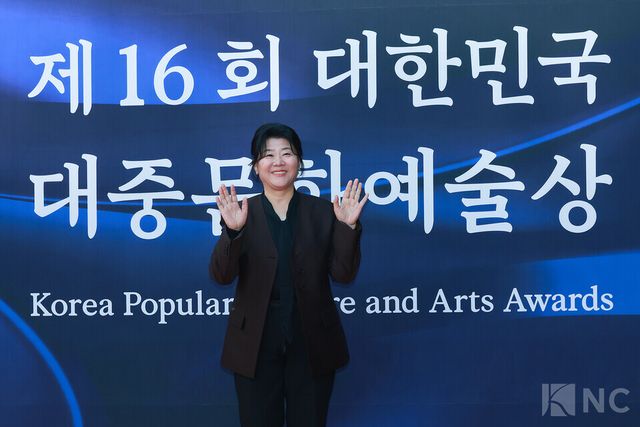 배우 이정은이 23일 오후 5시 서울 중구 국립극장 해오름극장에서 진행된 2025 대한민국 대중문화예술상 시상식에 앞서 레드카펫을 밟고 있다. 사진=김규빈 기자