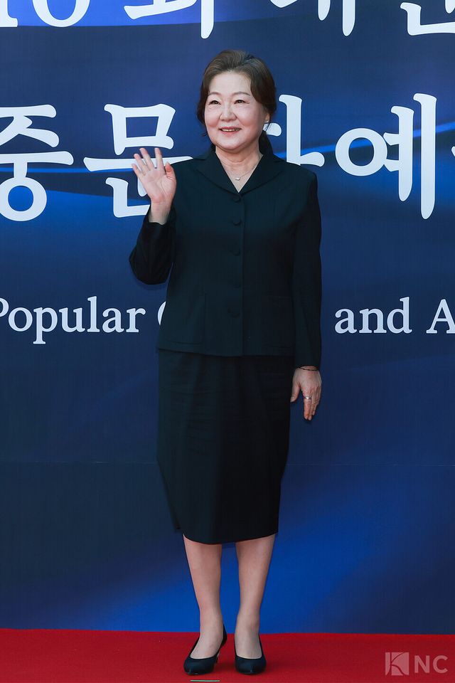 배우 지창욱이 23일 오후 5시 서울 중구 국립극장 해오름극장에서 진행된 2025 대한민국 대중문화예술상 시상식에 앞서 레드카펫을 밟고 있다. 사진=김규빈 기자