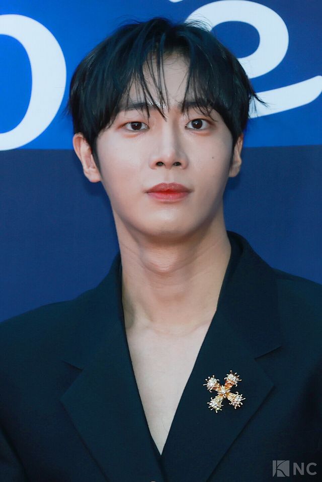 배우 추영우가 23일 오후 5시 서울 중구 국립극장 해오름극장에서 진행된 2025 대한민국 대중문화예술상 시상식에 앞서 레드카펫을 밟고 있다. 사진=김규빈 기자