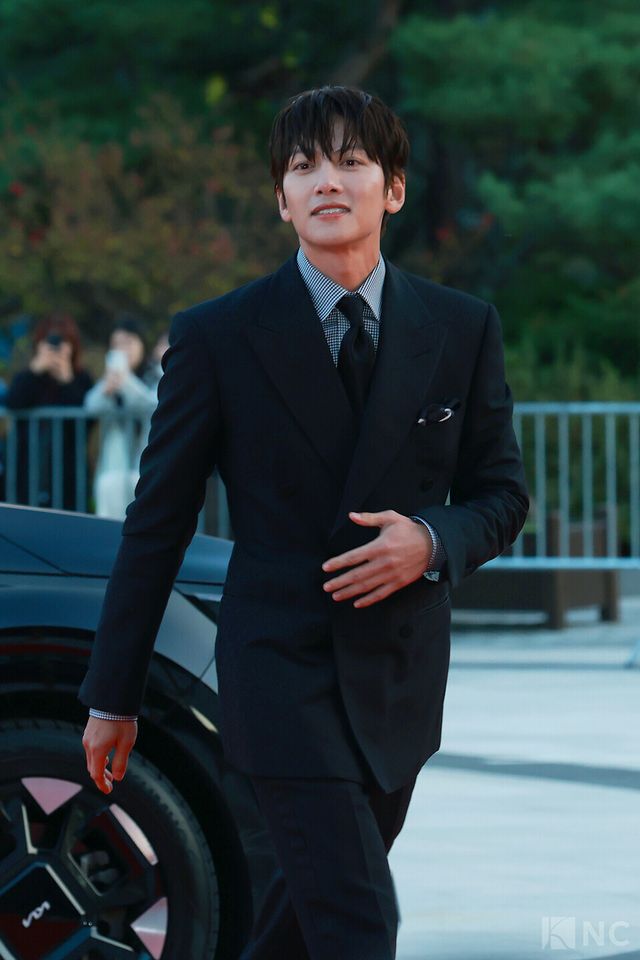 배우 지창욱이 23일 오후 5시 서울 중구 국립극장 해오름극장에서 진행된 2025 대한민국 대중문화예술상 시상식에 앞서 레드카펫을 밟고 있다. 사진=김규빈 기자